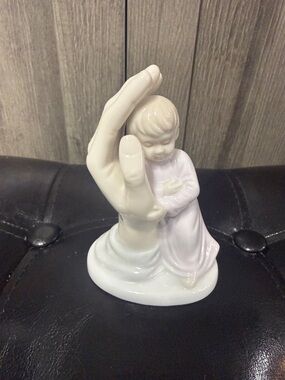 Vintage Palm Of My Hand With Child Isaiah 49:15 Porcelain Figurine By Roman
